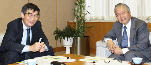 野田市長の根本崇さん（右）と、一般財団法人環境情報センター理事長の大塚柳太郎（左）。