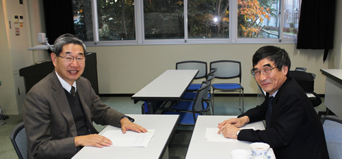 茨城大学地球変動適応科学研究機関長の三村信男さん（左）と、一般財団法人環境情報センター理事長の大塚柳太郎（右）。