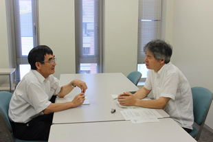 立教大学教授の阿部治さん（右）と、一般財団法人環境イノベーション情報機構理事長の大塚柳太郎（左）。