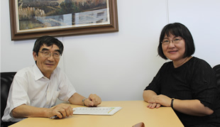 名古屋大学大学院環境学研究科教授の高村ゆかりさん（右）と、一般財団法人環境イノベーション情報機構理事長の大塚柳太郎（左）。