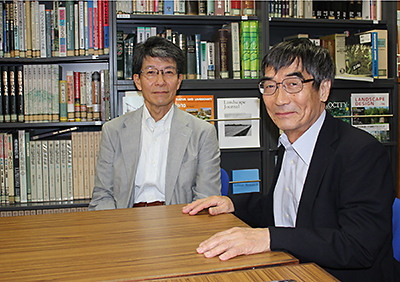 東京大学大学院農学生命科学研究科教授の下村彰男さん（左）と、一般財団法人環境情報センター理事長の大塚柳太郎（右）。