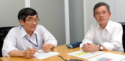 国立環境研究所客員研究員の小野雅司さん（右）と、一般財団法人環境イノベーション情報機構理事長の大塚柳太郎（左）。