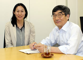 温泉と宿のライター　野添ちかこさん（左）と、一般財団法人環境イノベーション情報機構理事長の大塚柳太郎（右）。