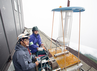 早稲田大学・大河内博教授グループによる「霧水・降水・エアロゾルの化学研究」-2　雲水採取装置（2015年8月19日）撮影：稲垣純也