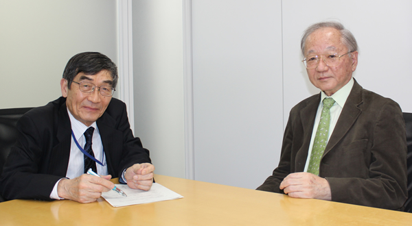 琉球大学名誉教授の土屋誠さん（右）と、一般財団法人環境イノベーション情報機構理事長の大塚柳太郎（左）。