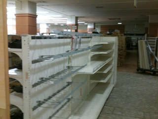 東日本大震災後、商品棚が空っぽになった宮城県石巻市内のスーパー（井出留美さん提供）