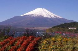 美しい富士山にもゴミ問題が（山中湖より）