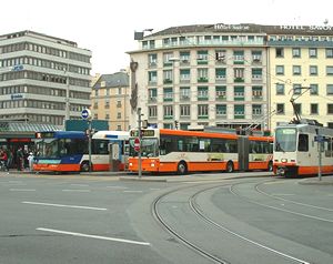 ジュネーブの公共交通機関。左からバス、トロリー・バス、路面電車