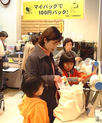 愛知県豊田市では、杉並区に先行してエコシール制度を導入。買い物袋持参率が年間約8％上がった