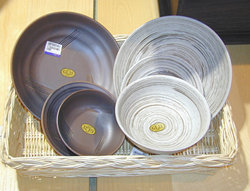 陶磁器の生産工程で出るくずを原料に使った有田焼「白磁彩生」