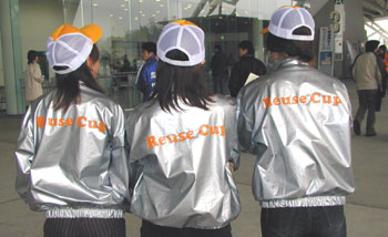 「REUSE CUP」のロゴ入りジャンパーを着た女性達