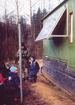 「森の幼稚園ラヌンケル」　朝集合する山小屋。