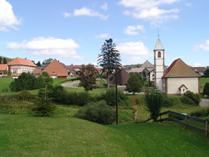 村の教会とその周りの風景