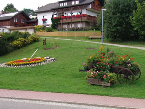 花で飾られた公共のスペース（ゲルスバッハ村役場提供）