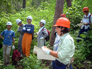 林野庁のアカギ駆除ボランティアに参加した人たち（2003年7月撮影）