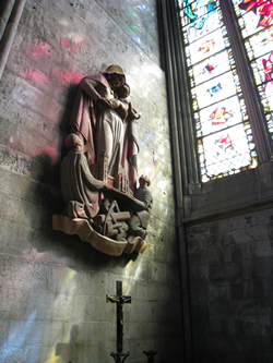 ルーアンの大聖堂でバラ色の光に包まれるマリア像