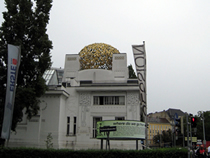 クリムトのベートーヴェン・フリーズ（第九の歓喜の歌を絵画化したもの）があるゼセッション。建物は金色のキャベツとも呼ばれる。（ウィーン）