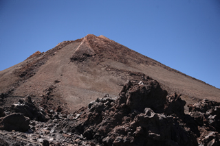 富士山級の高さを誇る（ほんの少し低い）ティデ山。溶岩の色が真っ黒。