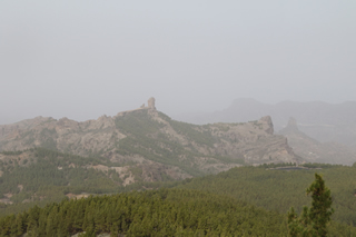 風景がぼぉっと霞んでいる。サハラの風のせい。写っているのは、グラン・カナリアの有名な岩、「ロケ・ヌブロ」。すっきり晴れていれば、背景に隣の島にあるスペイン最高峰「テイデ山」がみえるはずだったが。