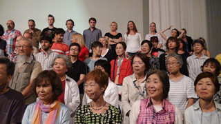 日本から参加の合唱の人と現地の合唱団（© 後調正則氏）