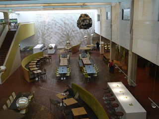 【写真1】ベルリン工科大学の学生食堂（ドイツ）