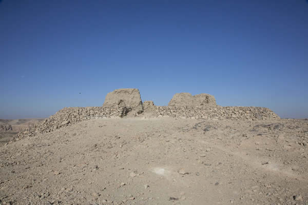 シリウスの観測所の正面。石壁に囲まれ、漆喰の塗られた泥レンガの建物だったようだ。