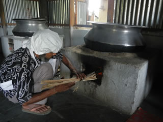 【写真2】薪を使用して煮炊き