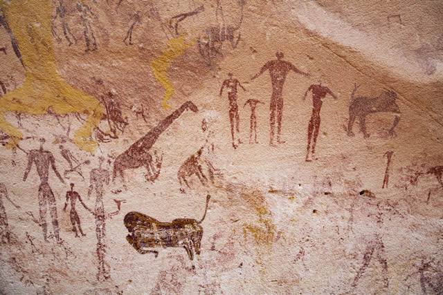 また別の岩陰にあった岩面画。家族、キリン、ネコ科の猛獣の首はあえて描かれなかった。ウシはまだ登場してきていない。狩猟採集の移動生活を送りながら、人びとは何を思って絵を描くようになったのだろう。