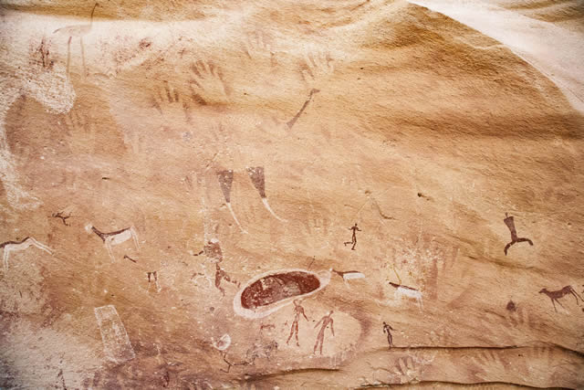 中央に大きくダチョウが描かれている（黒色で塗られたと思われる羽は退色している）。その下には、レイヨウを狩る男、キャンプと思われるエリアが楕円状に描かれている。