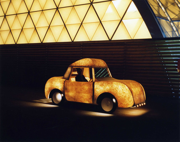ハノーバー国際博覧会に出展された和紙の車　デザイン・発案：山本容子