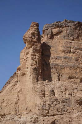 ゲベル･バルカルのコブラを想起させる石柱。右のツタンカーメンの黄金の玉座の写真の装飾にあるような王冠をかぶったコブラに見える。古代エジプト時代には、王冠部分に黄金の板が張られていたという。