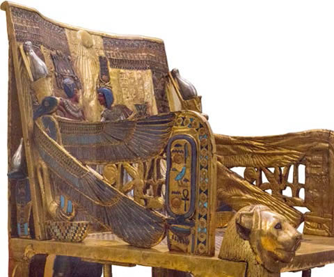 ツタンカーメンの黄金の玉座にある王冠をかぶったコブラの装飾。コブラは王権を守護する重要な神だった。