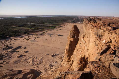 ゲベル･バルカルの丘の上からのナイルの景観。コブラの形の石柱がむいている方向からエジプト人たちがやって来た。