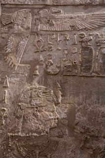 エジプトのアメン神の聖地、カルナク神殿に残されているクシュの王の浮彫り。エジプト王の姿であらわされ、額には王冠をかぶったコブラの象徴が見える。名前もエジプトの文字で書かれている。