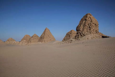 古代エジプトのピラミッドを真似て、歴代のクシュの王族もピラミッドをつくり続けた。クシュの多くのピラミッドは20m前後で、地下にミイラを納める埋葬室を備えていた。