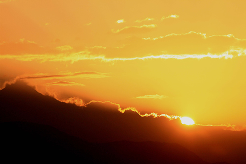 ヒマルチュリ山麓から朝陽…幸運にも5日連続で朝陽を拝めたが同じ光景はなかった。