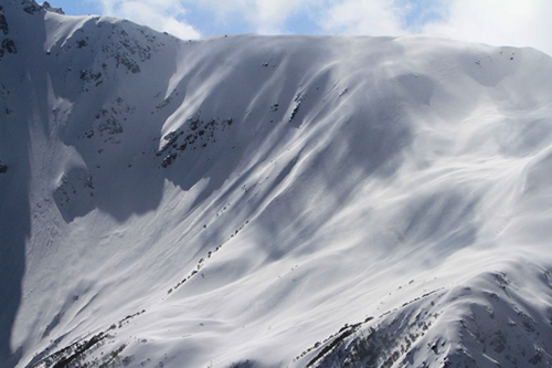 エベレスト近辺の雪とは違う…山肌に絹布をかぶせたような雪原。スキーで滑ってみたいと思う人もいるだろう。