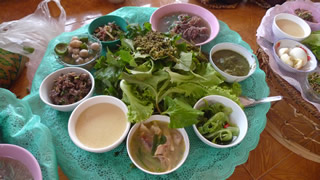 タイの隣国ラオスの村人が僧侶のために用意した食事。基本的に村で手に入るもので作られているので、野菜がたくさんで健康的に見える。