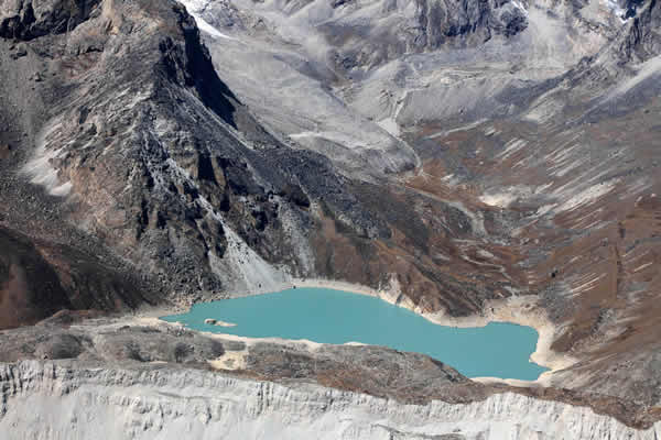 氷河が削り取ってできた土手＝モレーンの外側にあるゴジュンバ氷河の氷河湖。