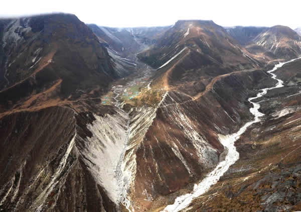 左は過去に氷河が削り取った峡谷、その奥には人が住んでいる。右の奥は目指すゴジュンバ氷河。奥は雲に覆われていた。