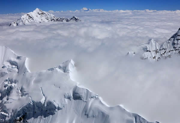 雲海を突き抜けて見えた6083mを超える山々の山頂。