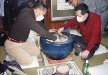 寄席の楽屋 未だに火鉢で炭を熾す