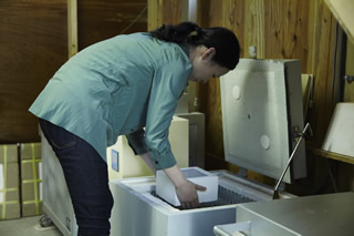 ガラスを冷まして電気炉から出す。