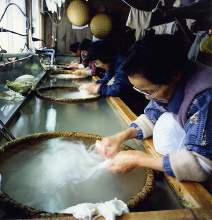 原料から不純物を丁寧に取り除く作業
