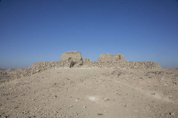 シリウスの観測所の正面。石壁に囲まれ、漆喰の塗られた泥レンガの建物だったようだ。