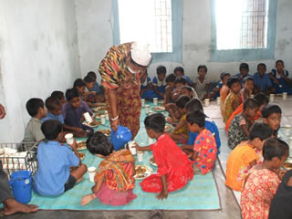 【写真5】小学校1〜2年生が学校給食を楽しく食べる