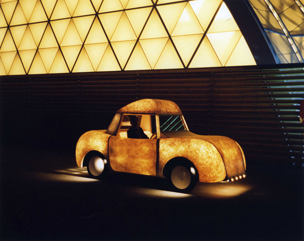 ハノーバー国際博覧会に出展された和紙の車 デザイン・発案:山本容子