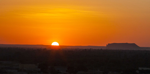 ナイル対岸からのゲベル・バルカルの夕景