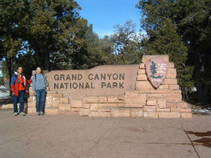 グランドキャニオン国立公園の看板前