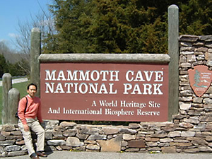 公園に到着。マンモスケイブ国立公園の入り口看板前にて。この公園は世界遺産及び国際生物圏保護区にも指定されている。